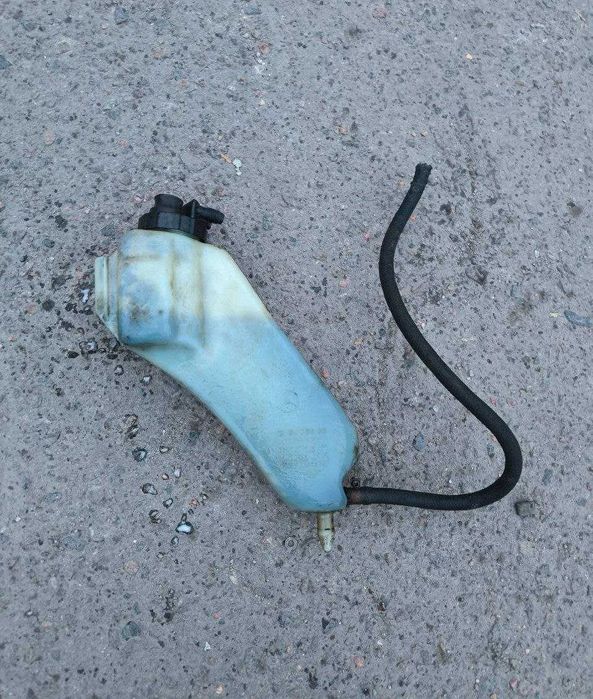 Бачки омывателя, охлаждения, расширительные бачки и тд. W124, W202