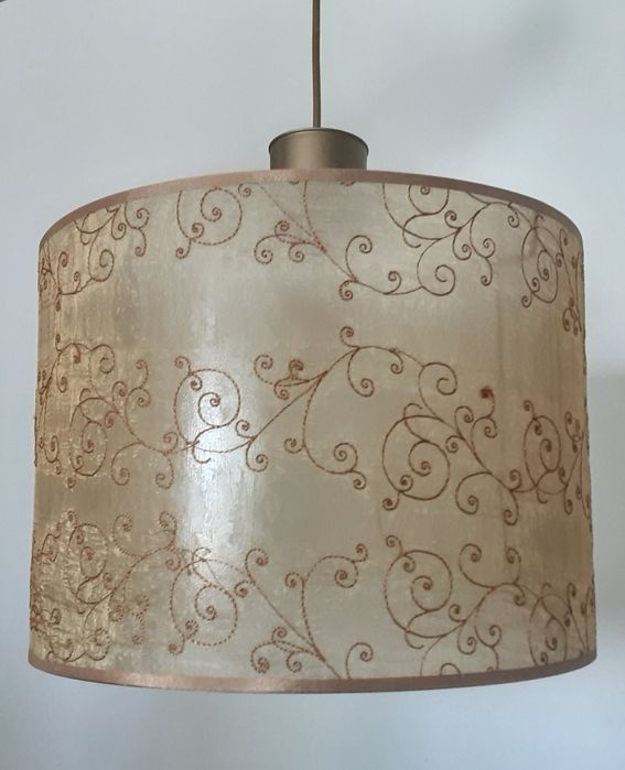 Candeeiro de tecto tons dourado