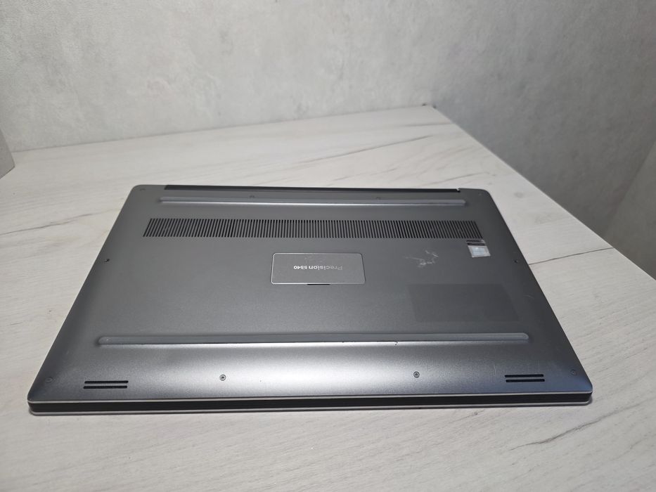 Потужний Тонкий Dell Precision 5540 15,6"  i5-9400H 8/256GB FullHd IPS
