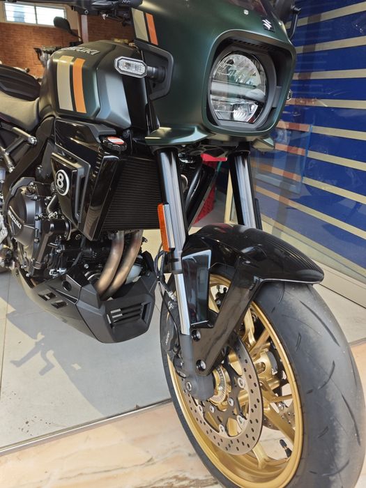 Suzuki GSX- 8tt verde