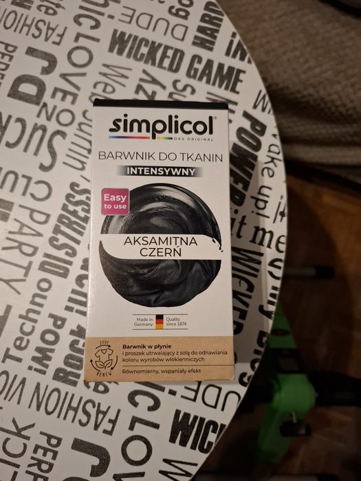 Farba do ubrań czarna