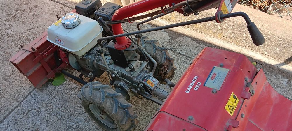 Motocultivador Honda a gasolina como novo.