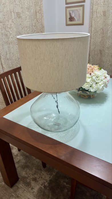 Candeeiro de mesa com base em vidro