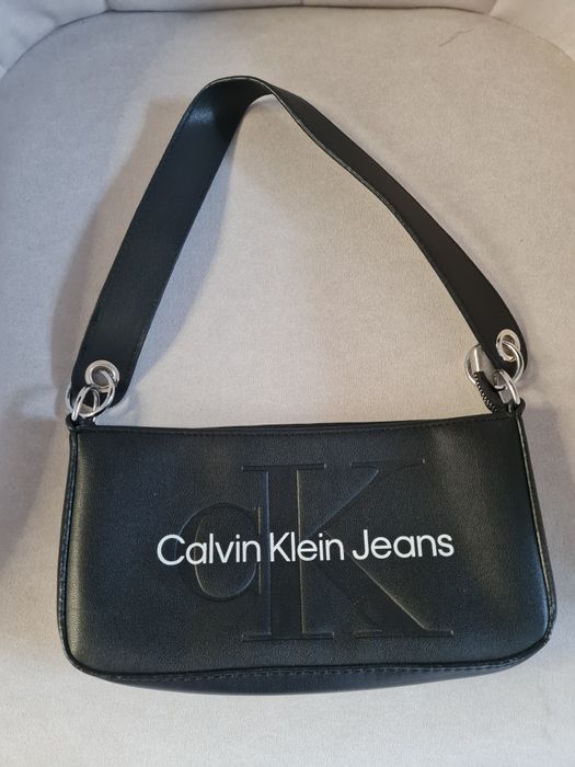 Czarna mała torebka do ręki na ramię