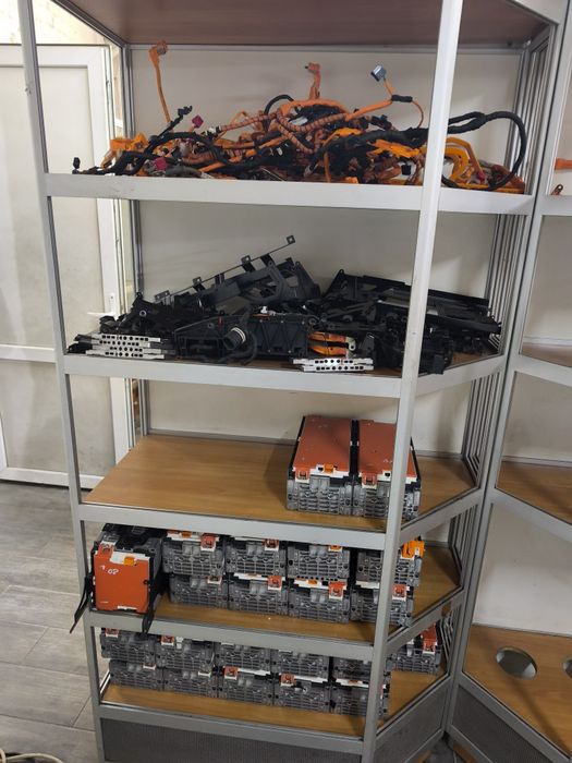 Ремонт електро автомобілів та батарей.