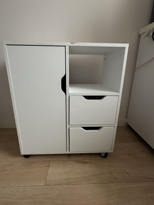 Biała szafka na kółkach