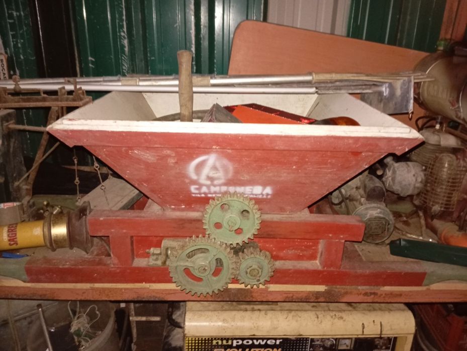 Vende-se esmagador de uva em madeira