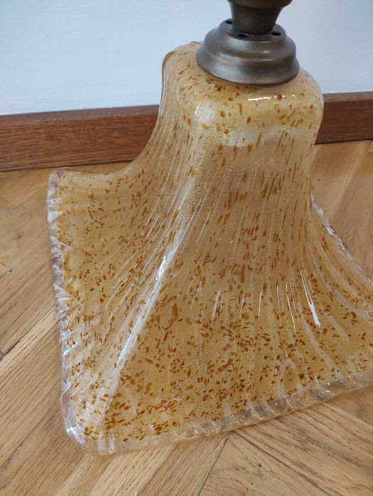 Lampa sufitowa z ozdobnym kloszem