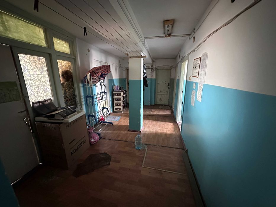 Світла кімната з меблями, 6/9, поруч ринок і парк