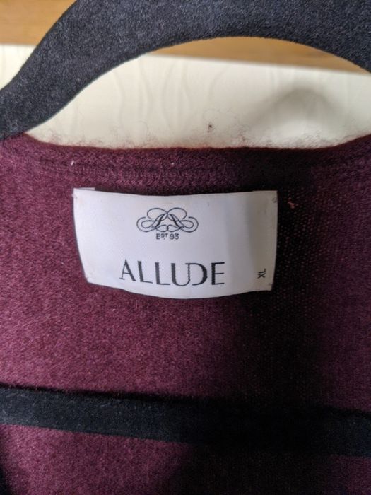 Светр з v-подібним вирізом allude, ідеальний стан.