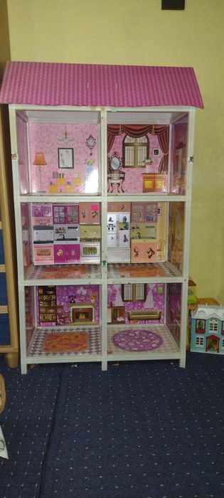 Продам детский домик из пластика и картона очень большой красивый