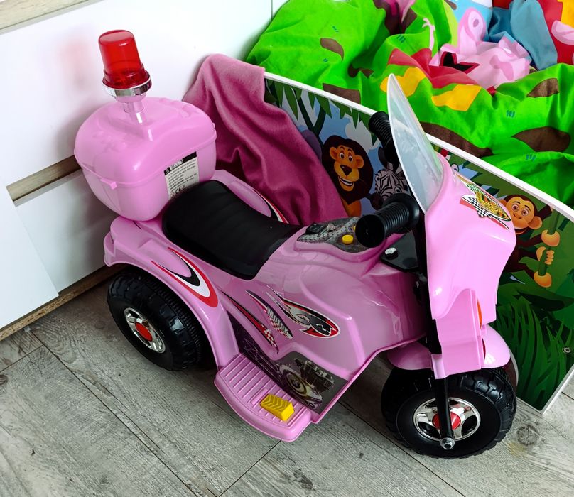 Motorek różowy  akumulator , dziewczynki jak nowy kuferek otwierany