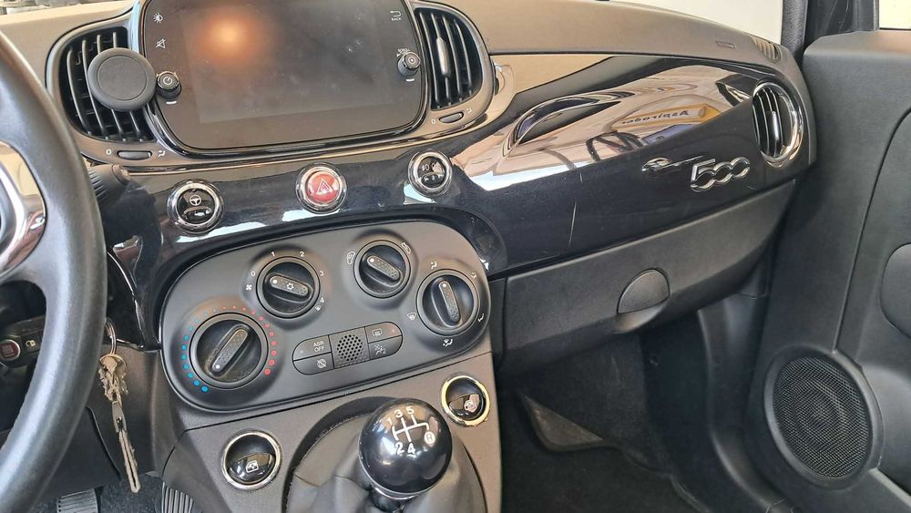 Fiat 500 preto com teto panoramico
