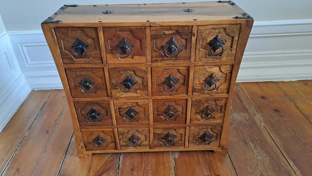 Contador em pau rosa, de madeira maciça, em óptimo estado