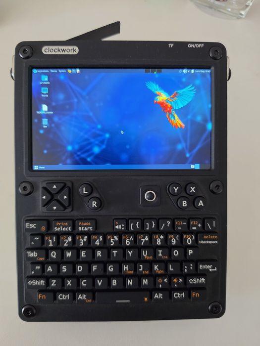 uConsole Clockwork com CM5 8Gb RAM + 64Gb Armazenamento