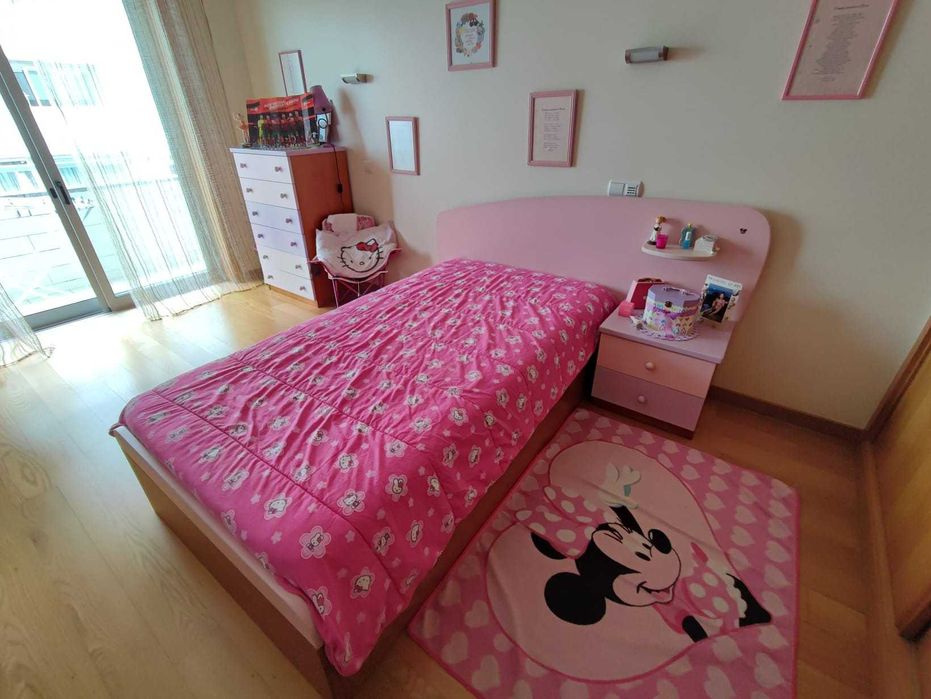 Cama e camiseiro para menina