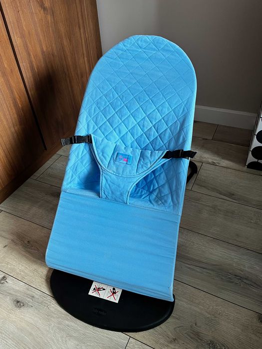 Niebieski bujaczek typu BabyBjorn