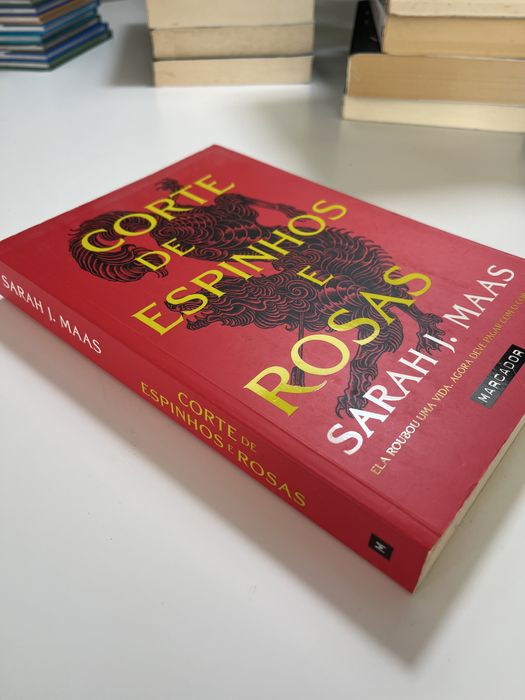 Livro “A Corte de Espinhos e Rosas”