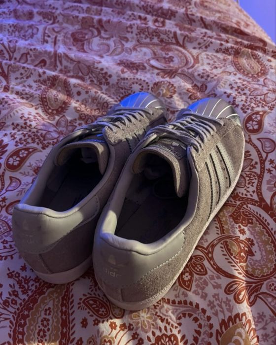 tenis adidas prata