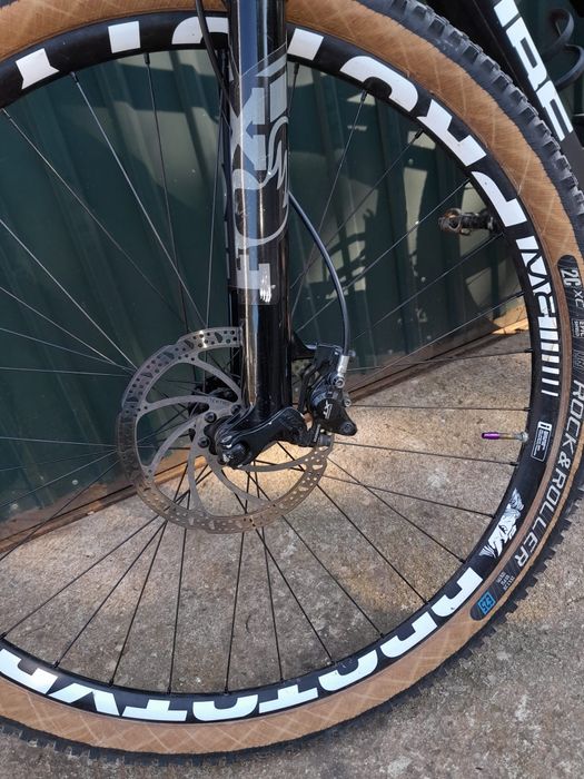 Bicicleta Cube ams 100 c:68 +Rolos de treino indoor horizontais Deuter