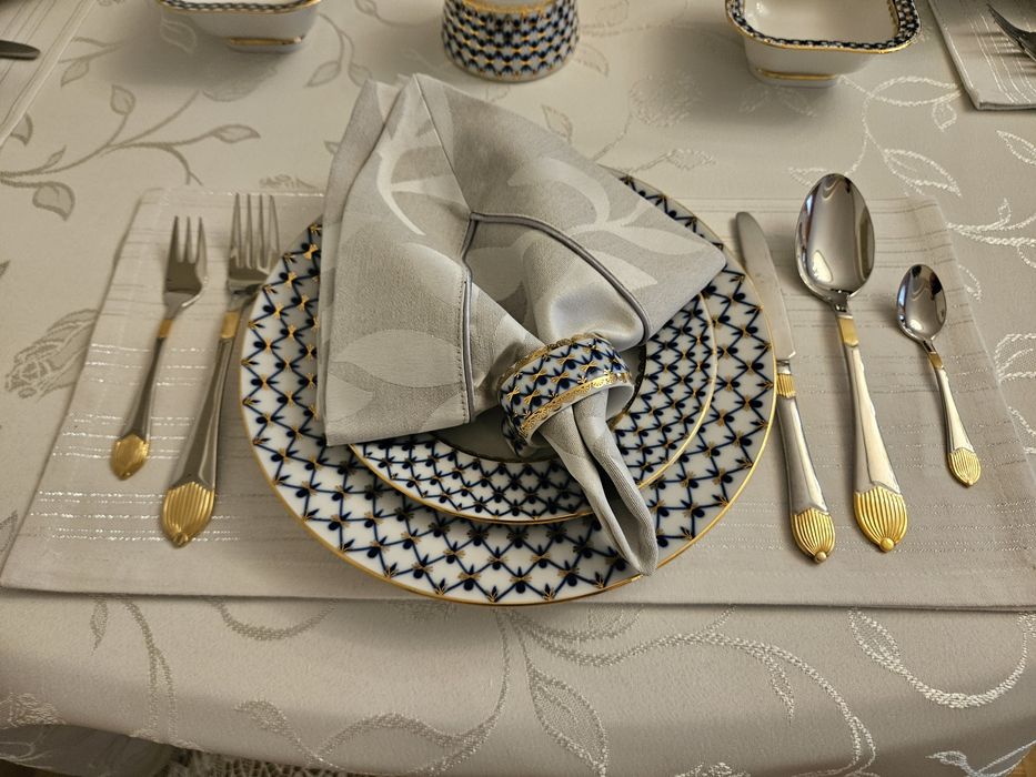 Zestaw obiadowy (kobaltowa siatka) IPM (dawny Łomonosow) na 12 osób.