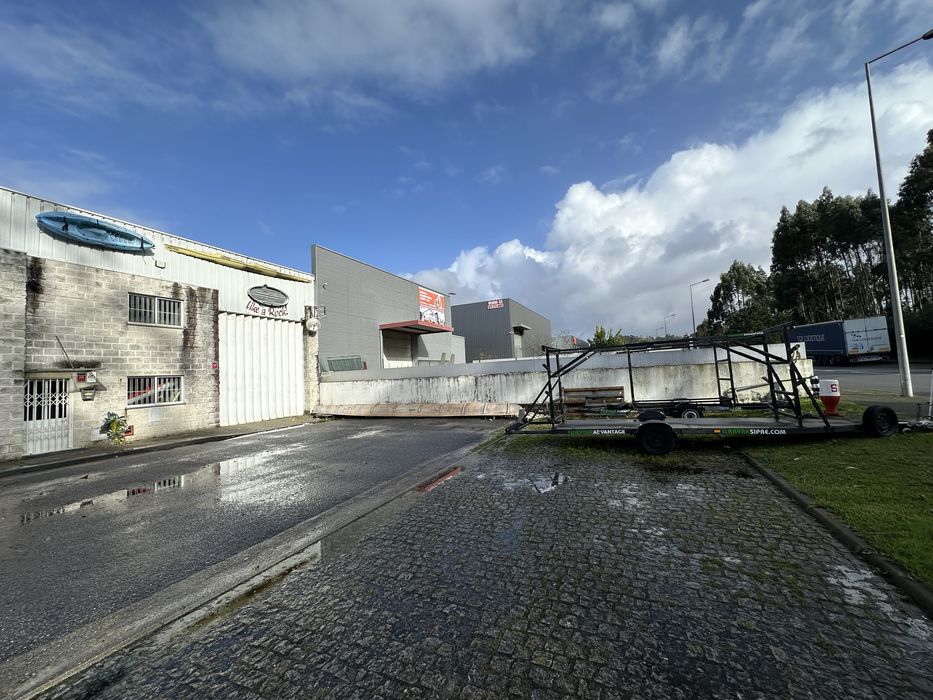 Pavilhao com 2 pisos ( ronda os 800m2) Esposende