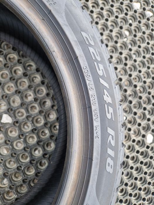 Opony zimowe Pirelli Sottozero 3 Winter  225/45r18 (95V) XL