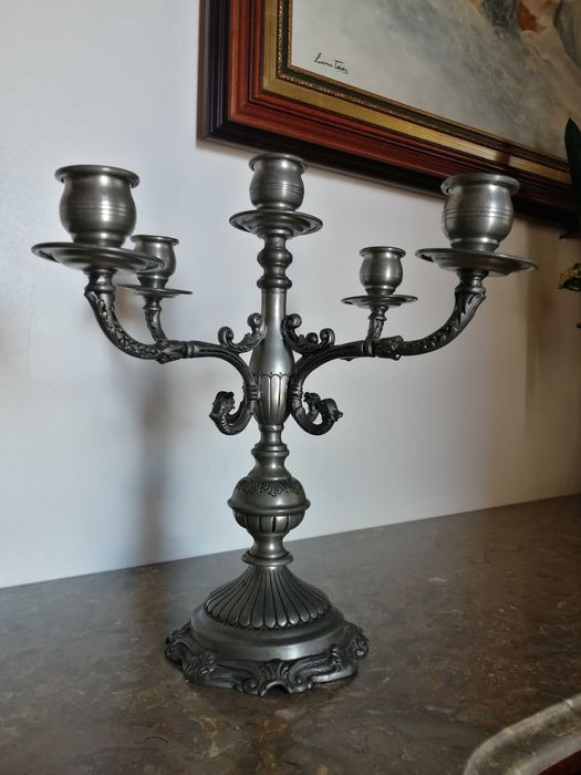 Castiçais de estanho com 5 velas e coroas decorativas