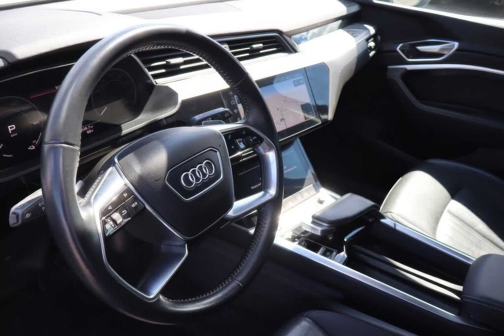 Audi E-Tron      2022
