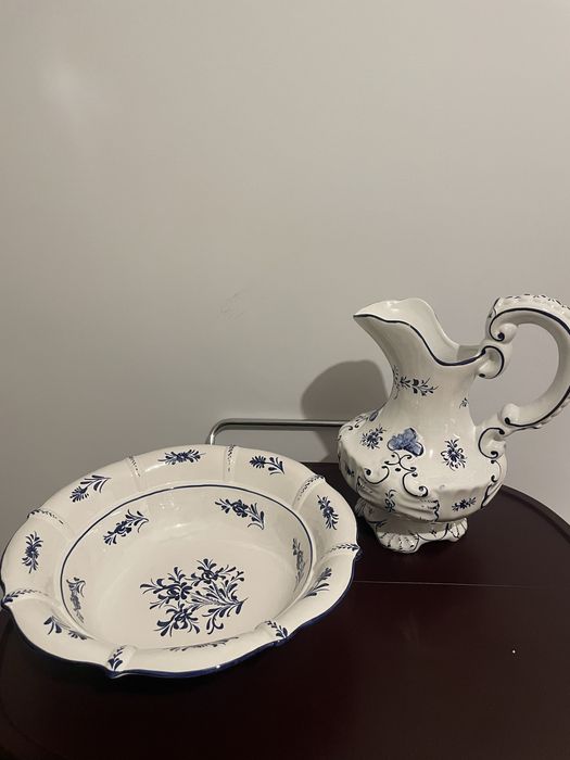 Vendo jarro e bacia de lavar as mãos em louça portuguesa, pintado mão