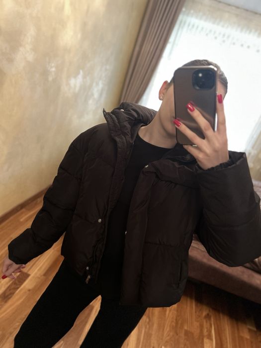Жіноча чорна куртка