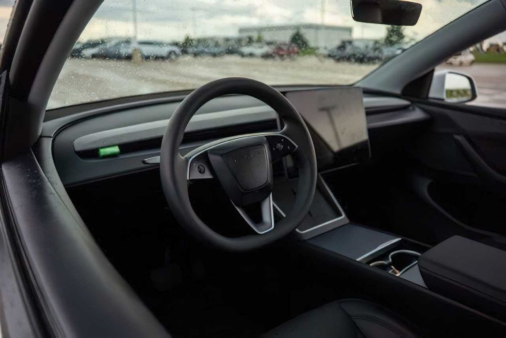 Tesla Model Y Long Range      2026