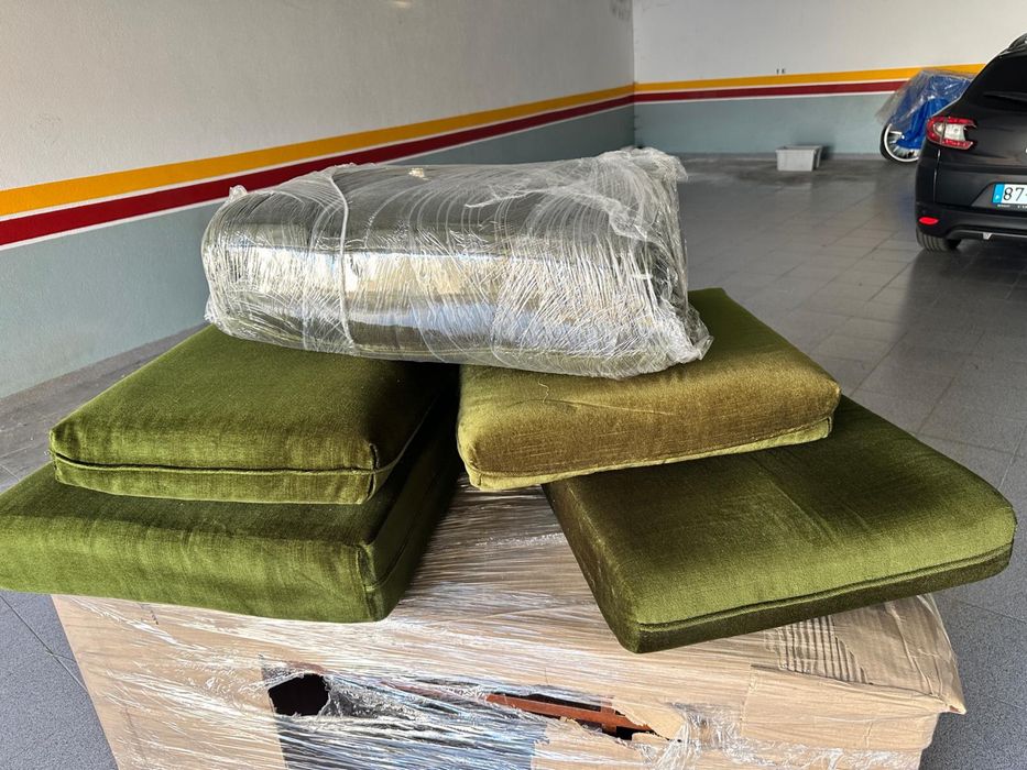 Medidas: largura2,30 fundo90 Sofa de tres lugares revestido a tecido