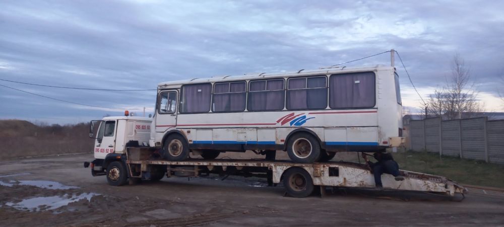 Евакуатор. Послуги евакуатора для перевезення вантажів . Лавета