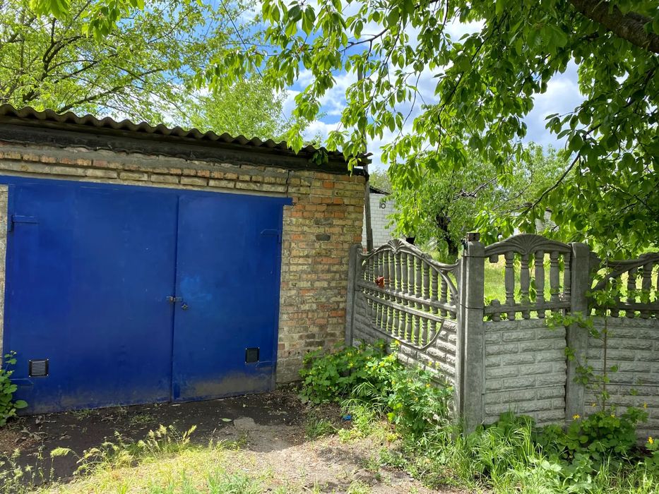 Капітальний гараж у жилому кварталі.Яма, світло, питна вода, підвал