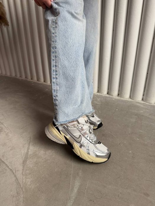 Nike Runtekk V2K White Silver трендові жіночі кросівки найк рантек