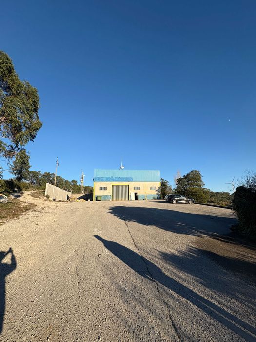 Arrenda Armazém 1700 m² | Entre São Mamede e Fátima | Excelente Acesso