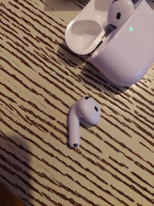 AirPods 4ª geração.