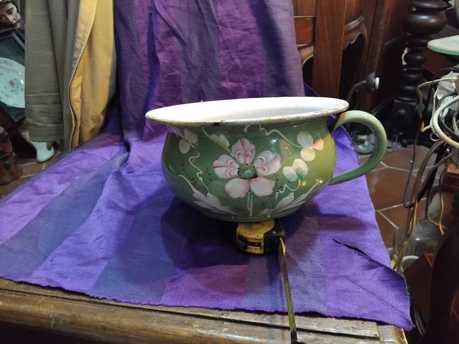 Vaso  ,penico  em esmalte  com flores