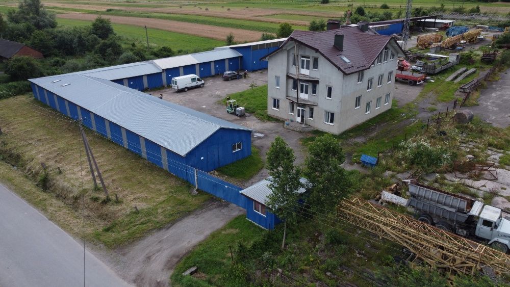 Будинок 467 м2 та склади 1500 м2