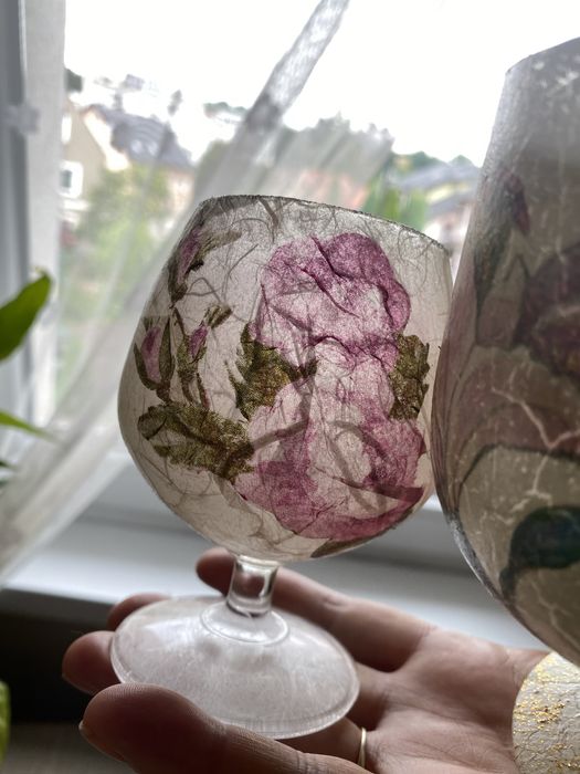 Dwa ozdobne kieliszki decoupage