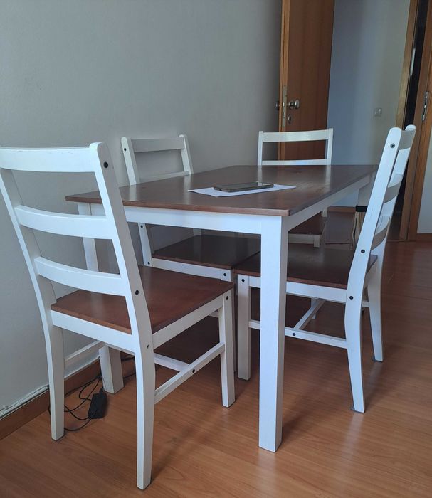 Mesa de Jantar e 4 cadeiras