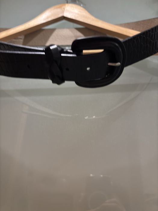 Cinto preto com decalques pretos, como novo.