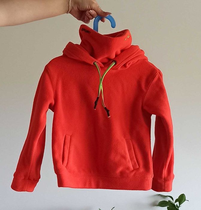 Unisex fleece jacket with a hood and a high collar. Very warm