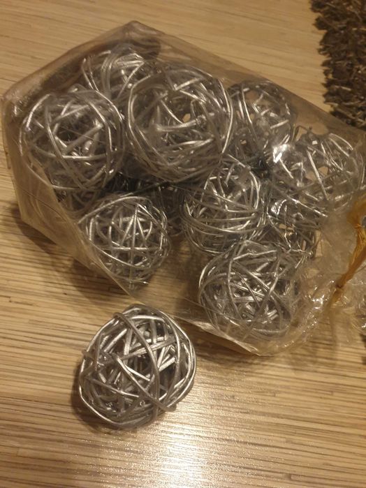 Srebrne kule plecionka ozdoba świąteczna