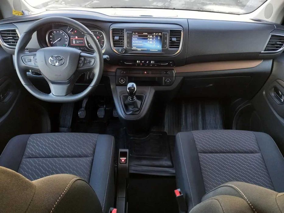 Wynajem Bus 8-os Toyota Proace  Wolne terminy Wakacje