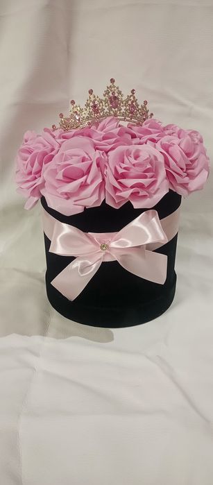 Róże ze wstążki rypsowej w pudełku welurowym