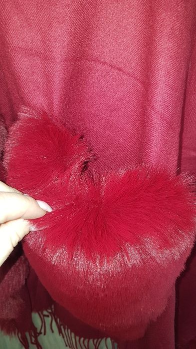 Piękny bordowy szal z kieszeniami