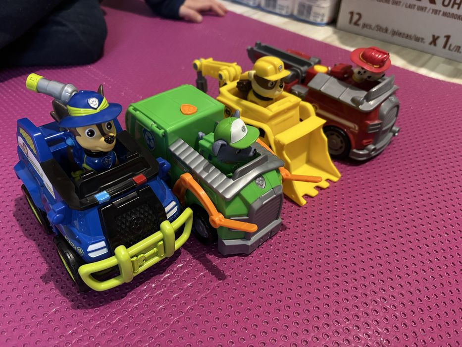 Psi patrol. Pojazdy i figurki