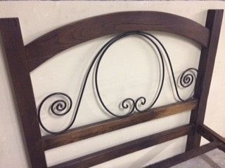 Cama de casal em madeira maciça